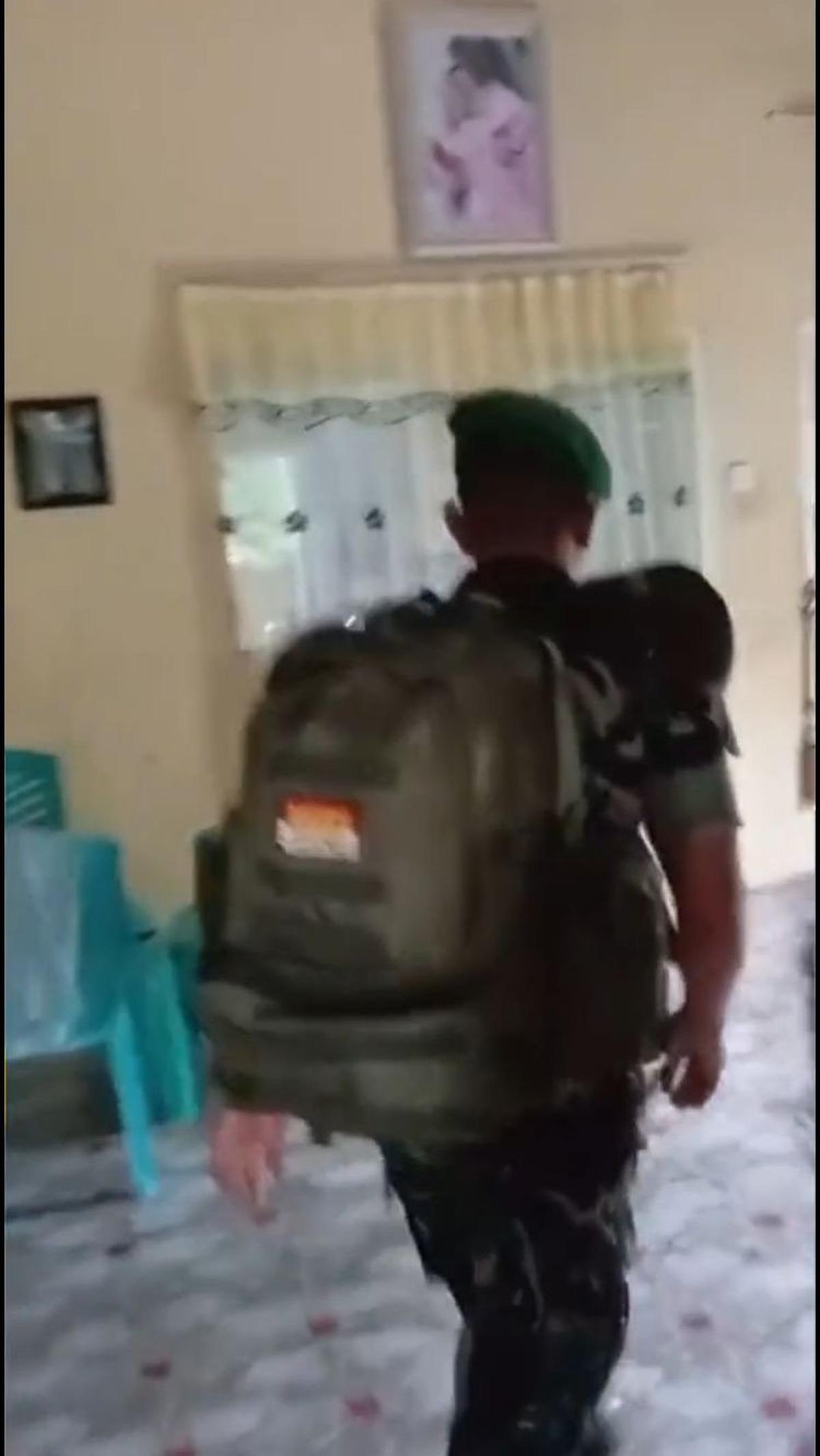 Pria ini pun langsung masuk ke dalam rumah dan menuju ke dapur.