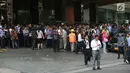 Sejumlah karyawan berkumpul di sebrang kantor Bursa Efek Indonesia (BEI) saat balkon lantai 1 bangunan ambruk, Jakarta, Senin (15/1). (Liputan6.com/Johan Tallo)