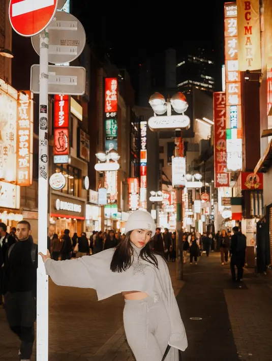 Jalan-jalan malam hari, Fuji tampil lebih santai dengan outfit kasual. Ia memadukan turtleneck crop top, loose pants, dan topi beanie.  [@fuji_an]