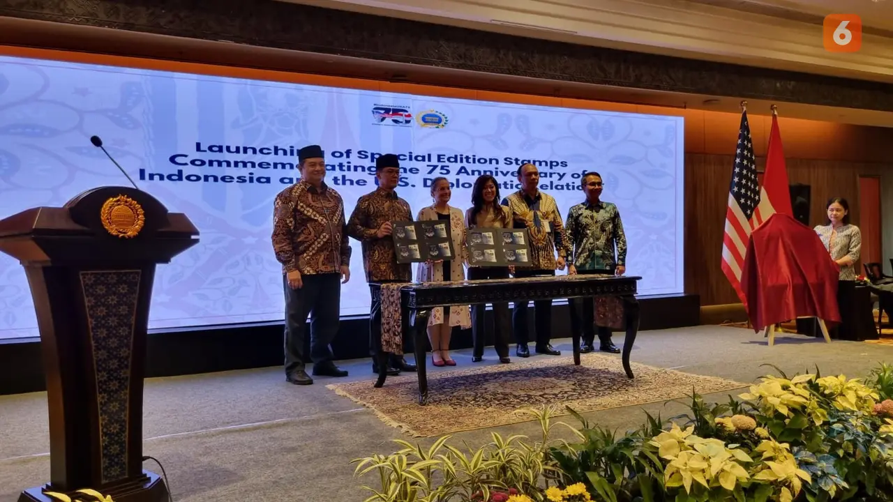 Peluncuran Prangko Edisi Khusus 75 Years of Indonesia and the US Diplomatic Relations di Hotel Borobudur, Jumat (13/12/2024). (Liputan6.com/Tanti Yulianingsih)