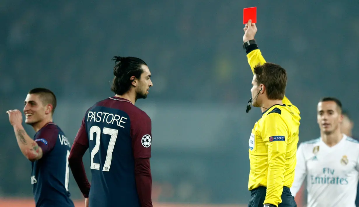 Wasit Felix Brych memberikan kartu merah kepada pemain PSG Marco Verratti saat melawan Real Madrid di pertandingan Liga Champions leg kedua di stadion Parc des Princes di Paris (6/3). (AP/ Francois Mori)
