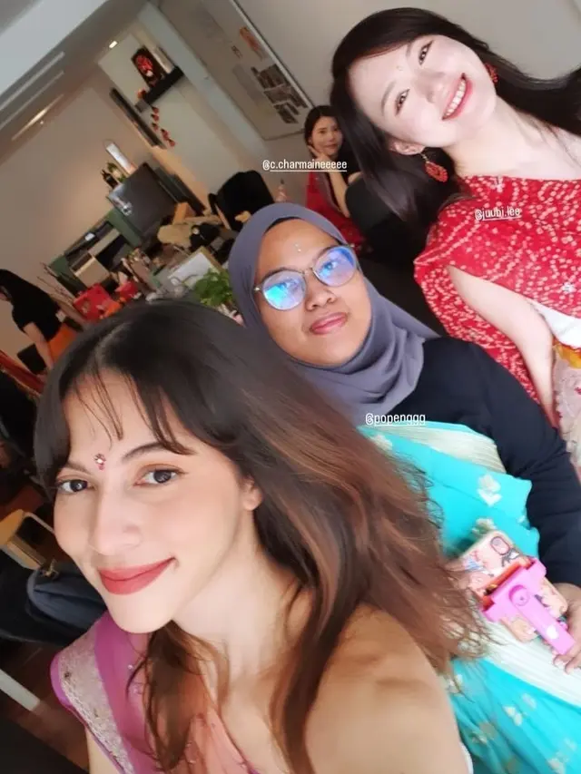 Juria Hartmans Pakai Kain Sari