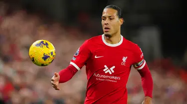 Pemain Liverpool Virgil van Dijk merebut bola saat melawan Manchester United pada pertandingan sepak bola Liga Inggris di Stadion Anfield, Liverpool, Inggris, Minggu (17/12/2023). (AP Photo/Jon Super)