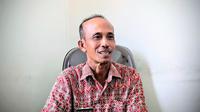 Kepala desa pelopor ODF di Kabupaten Sekadau, Kalimantan Barat, ⁠Anto saat ditemui di kantor desa tak jauh dari objek wisata Batu Jato, Kamis (25/9/2025). Foto: Liputan6.com/Ade Nasihudin.