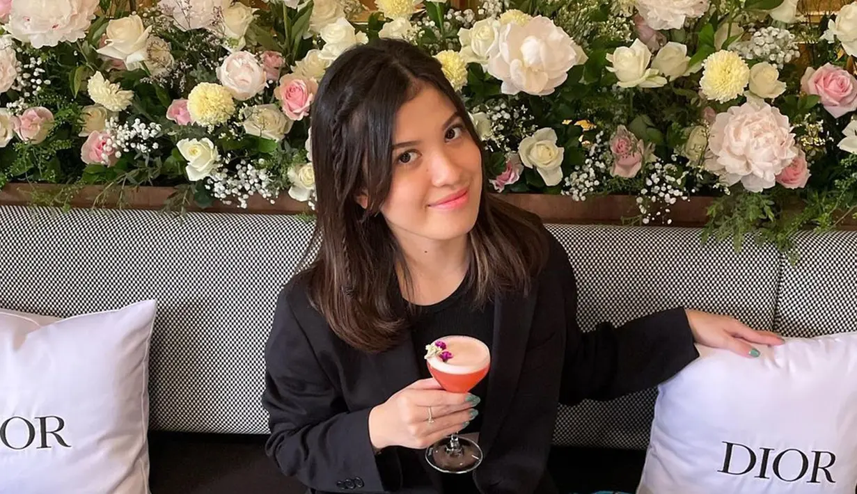 Dikenal sebagai adik seorang artis ternama yang sudah memulai karier sejak kecil, Michelle Aruan tentunya kenal dengan beberapa kerabat selebriti yang sekaligus merupakan sahabat Marsha. Menilik dari laman Instagramnya sudah mengantongi 25 ribu pengikut, Instagram adik Marsha Aruan ini diikuti oleh Jeremie Moeremans, Steffi Zamora hingga mantan kekasih kakaknya yakni El Rumi. (Liputan6.com/IG/@michelleearuan)