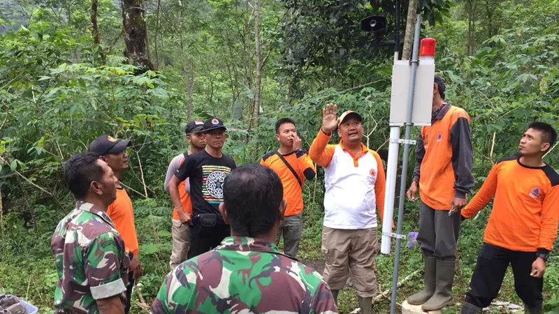 Pemasangan EWS longsor canggih, portabel dan murah, Elwasi, di Desa Sirongge, Pandanarum, Banjarnegara, Sabtu (11/1/2020). (Foto: Liputan6.com/BPBD BNA/Muhamad Ridlo)