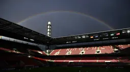 Pelangi terlihat saat sesi latihan timnas Jerman di stadion Rheinenergie di Cologne, Jerman barat (9/10/2020). Jerman akan bertanding melawan Turki pada laga persahabatan di stadion Rheinenergie di Cologne, Jerman, Kamis (8/10/2020). (AFP/Ina Fassbender)