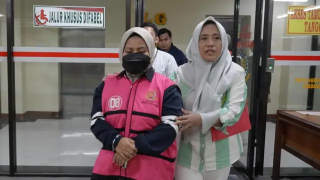 ASN inisial SL (40), tersangka baru kasus korupsi pengelolaan dana zakat, infak dan sedekah oleh Badan Amal Zakat Nasional (Baznas) Kabupaten Enrekang.