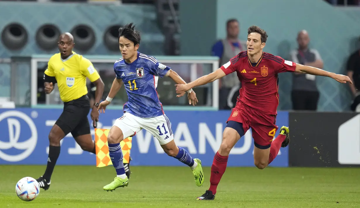 <p>Gelandang Jepang, Takefusa Kubo menggiring bola melewati pemain Spanyol, Pau Torres selama pertandingan grup E Piala Dunia 2022 di Stadion Internasional Khalifa di Doha, Qatar, Jumat, 2 Desember 2022. Hasil ini membuat Jepang lolos ke babak 16 besar sebagai juara Grup E dengan enam poin. (AP Photo/Aijaz Rahi)</p>