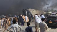 Tentara paramiliter dan para relawan mengevakuasi korban dari gerbong kereta yang terbalik di jalur rel di lokasi ledakan bom, di Quetta, Pakistan, Minggu, 24 Mei 2026. (AP Photo/Arshad Butt)