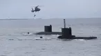 Prajurit TNI AL turun dari Helikopter Bell 412 EP Puspenerbal ke kapal selam KRI Alugoro (405) saat Sailing Pass di perairaan Teluk Jakarta, Kamis (2/10/2025). (Foto: Istimewa)