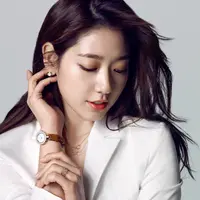 Yuk, intip gaya berpakaian Park Shin Hye supaya kamu tetap tampil fashionable.