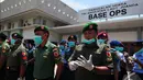 Tim SAR TNI saat bersiap menerima 4 jenazah penumpang AirAsia QZ8501, Surabaya, Kamis (1/1/2015). (Liputan6.com/Johan Tallo)