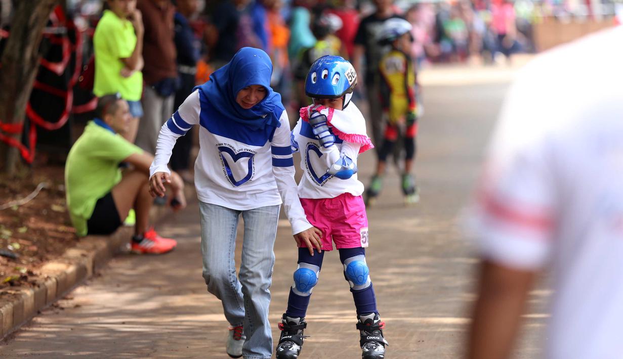 Seorang peserta menangis saat gagal dalam kejuaraan Invitasi Sepatu Roda DKI Jakarta di Senayan, Jakarta, Minggu (8/11/2015). Kejuaraan ini diikuti sekitar 39 klub seluruh Indonesia. (Bola.com/Nicklas Hanoatubun).
