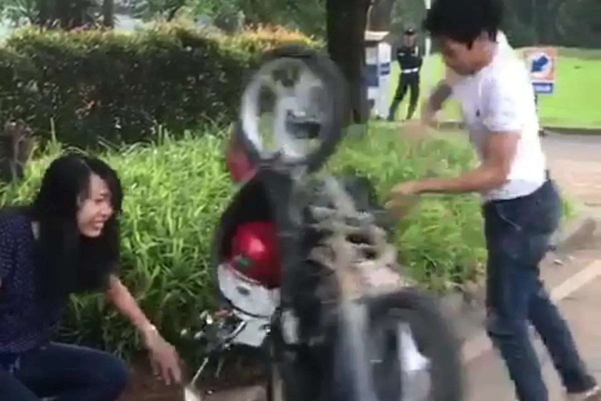 Tidak Terima Ditilang, Pemuda Rusak Motor Kekasih di Hadapan Petugas Polisi