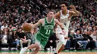 Pemain Celtics Payton Pritchard beraksi saat melawan Phoenix Suns di NBA 2024/2025 (AFP)