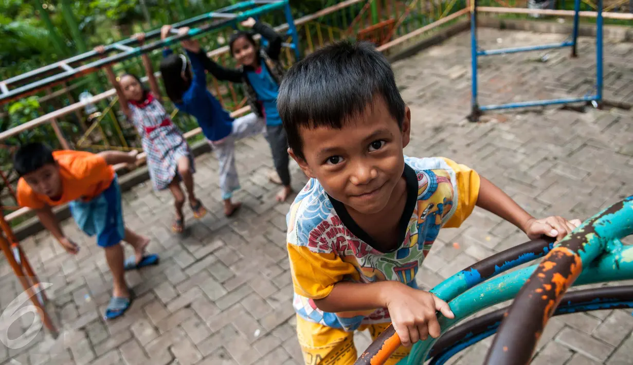 Anak-anak bermain di sekitar taman Rumah Susun Tambora, Jakarta, Jumat (17/2). Rencananya Pemprov juga akan merevitaliasi bangunan rusun yang sudah tak layak huni. (Liputan6.com/Gempur M. Surya)
