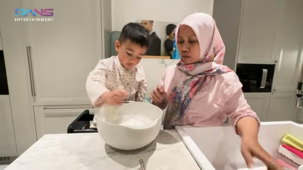 Request Rafathar, Potret Rayyanza Semangat Buat Cilok Kriwil - Hasilnya Dipuji Enak Banget sama Nagita Slavina