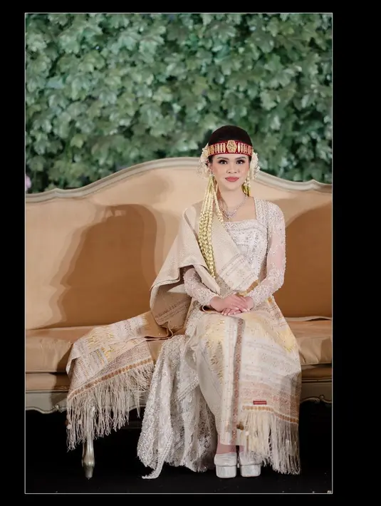 Dengan marga Marbun, Chen Giovani kenakan kebaya square neck full payet dengan ulos yang senada. Ikat kepala merah yang khas percantik tampilan Chen Giovani [@fcweddings]
