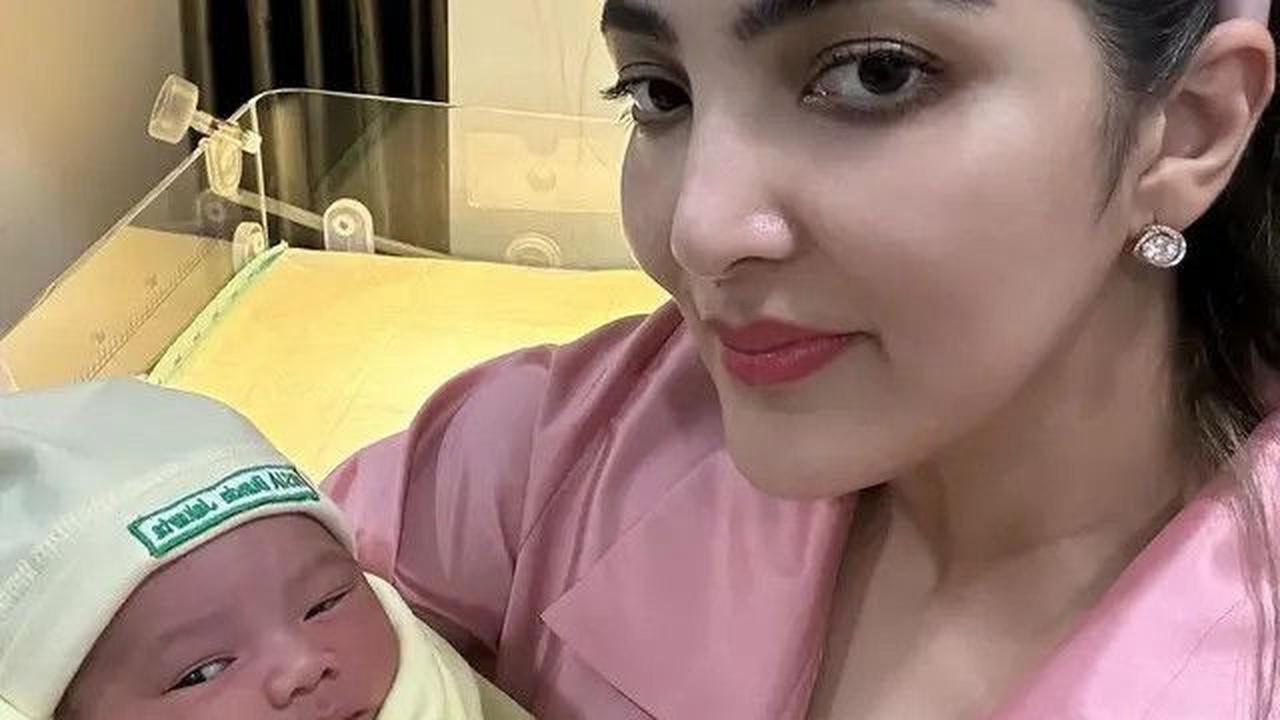 Dalam foto terbaru, Ashanty memukau saat menggendong cucu kedua mereka.
