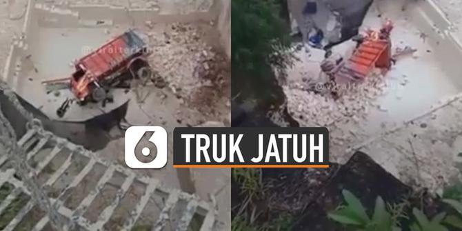 VIDEO: Viral Truk Jatuh ke Dalam Lubang Galian Tambang