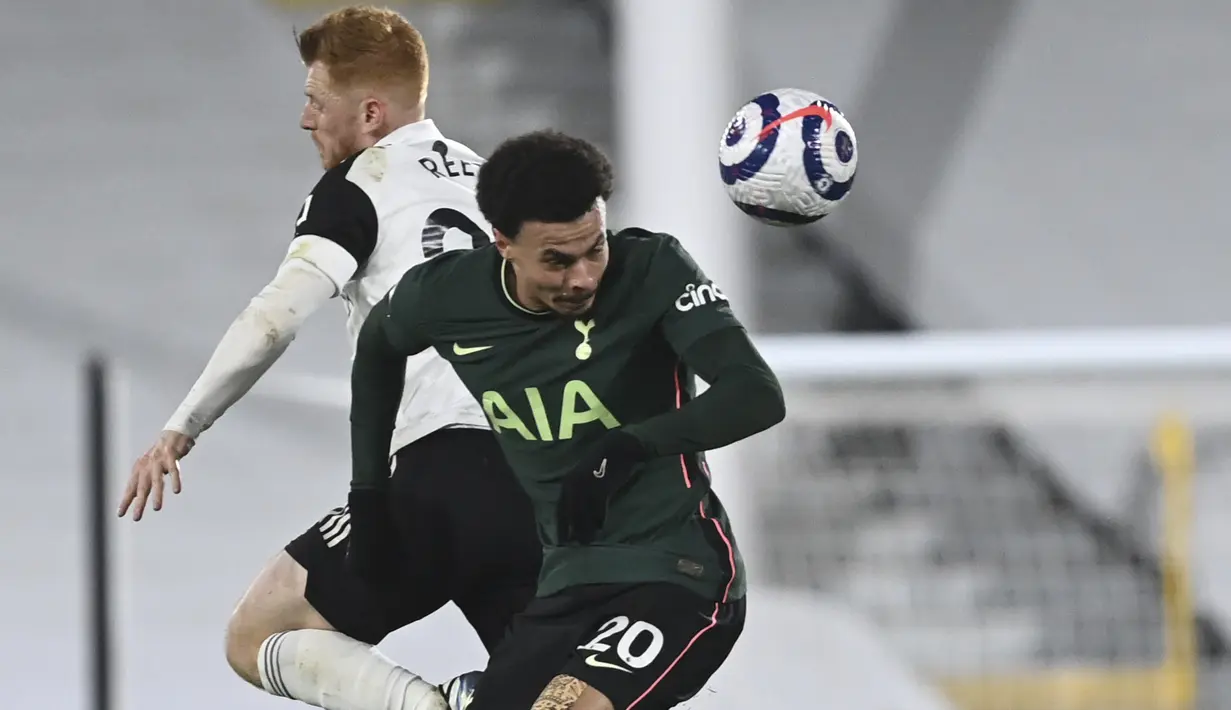 Gelandang Tottenham Hotspur, Dele Alli bersaing dengan gelandang Fullham, Harrison Reed pada pekan ke-27 Liga Inggris di Craven Cottage, Jumat (5/3/2021) dini hari WIB. Tottenham Hotspur mengalahkan Fulham 1-0 lewat gol bunuh diri Tosin Adarabioyo. (Neil Hall/Pool via AP)