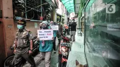 Petugas Satpol PP bersama Ibu Pembinaan Kesejahteraan Keluarga (PKK) berkeliling lingkungan membawa poster saat Operasi Yustisi di RW 01 Kelurahan Sunter Agung, Tanjung Priok, Jakarta Utara, Selasa (10/5/2022). Operasi Yustisi tersebut bertujuan mendata pendatang baru pasca Lebaran sekaligus mengimbau masyarakat untuk melengkapi dosis vaksin guna mencegah penyebaran klaster mudik. (merdeka.com/Iqbal S. Nugroho)