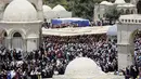 Jemaah muslim wanita Palestina melaksakan salat di depan Dome of the Rock atau Kubah Shakhrah yang berada di tengah kompleks Masjid Al Aqsa, Yerusalem (8/6). (AP/Mahmoud Illean)
