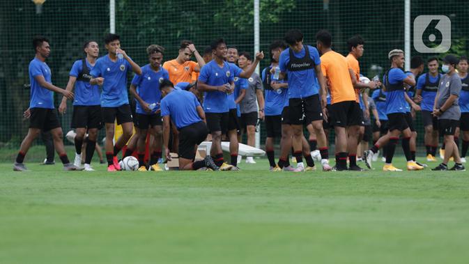 Pemain Timnas Indonesia U-22 usai mengikuti latihan perdana di Lapangan D, Kompleks Gelora Bung Karno, Senayan, Jakarta, Rabu (10/2/2021). Latihan perdana Timnas U-22 diikuti 31 pemain yang dipersiapkan untuk ajang SEA Games 2021 di Vietnam. (Liputan6.com/Helmi Fithriansyah)