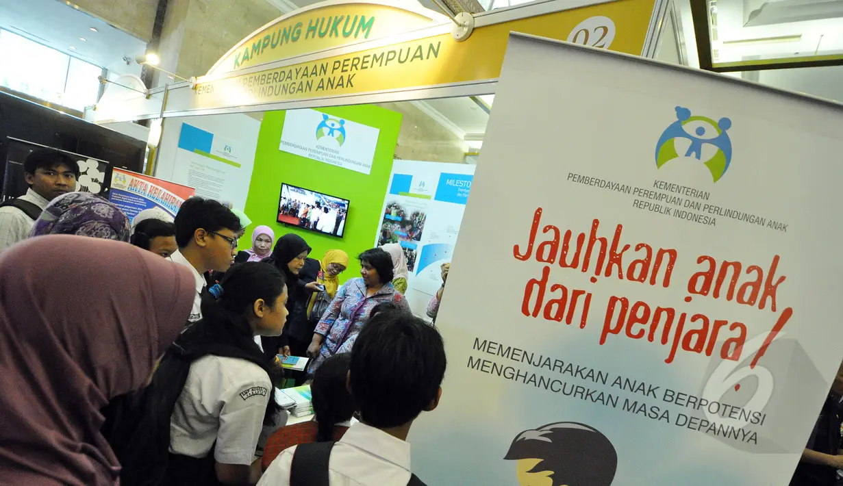 Suasana pameran 'kampung hukum' yang bertajuk akses perlindungan hukum terhadap perempuan dan anak di Jakarta Convention Center, Selasa (17/3/2015). (Liputan6.com/Faizal Fanani)