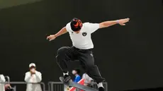 Atlet skateboard Indonesia Basral Graito Hutomo menunjukkan aksinya dalam persaingan final nomor street putra Asian Games 2026 di Aichi Sky Expo, Tokoname, Jepang, Minggu (27/9/2026). Basral finis di peringkat keempat setelah mengoleksi 151,41 poin. (AP Photo/Dita Alangkara)