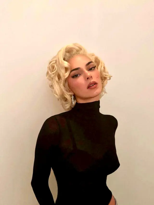 10 Gaya Seleb Hollywood Rayakan Halloween 2023, Kendall Jenner jadi Marilyn Monroe-Paris Hilton Cosplay Britney Spears