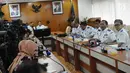 Dirjen Perhubungan Darat Kemenhub Budi Setiyadi mengumumkan tarif untuk ojek online (ojol) di Kementerian Perhubungan, Jakarta, Senin (25/3). Tarif batas bawah untuk Jabodetabek sebesar Rp 2.000 per km dan dan batas atas Rp 2.500 per km. (Liputan6.com/Herman Zakharia)