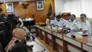 Dirjen Perhubungan Darat Kemenhub Budi Setiyadi mengumumkan tarif untuk ojek online (ojol) di Kementerian Perhubungan, Jakarta, Senin (25/3). Tarif batas bawah untuk Jabodetabek sebesar Rp 2.000 per km dan dan batas atas Rp 2.500 per km. (Liputan6.com/Herman Zakharia)