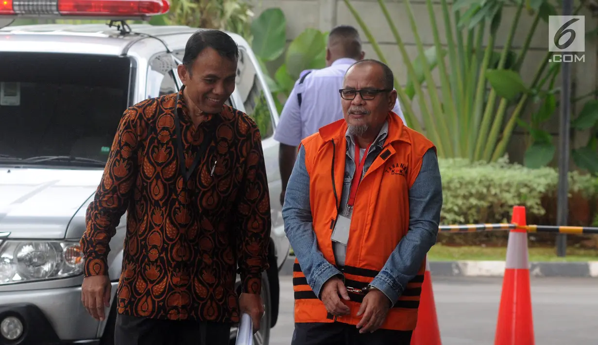 Mantan Kepala Dinas Pekerjaan Umum Kabupaten Bengkalis dan Sekretaris Daerah Kota Dumai nonaktif Muhammad Nasir didampinggi petugas turun dari mobil tahanan akan menjalani pemeriksaan di Gedung KPK, Jakarta, Rabu (13/3). (merdeka.com/Dwi Narwoko)