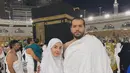 Di foto ini, Tasya Farasya berpose berdua dengan sang suami mengenakan abaya dan hijab panjang yang sama-sama berwarna putih. [Foto: Instagram/tasyafarasya]