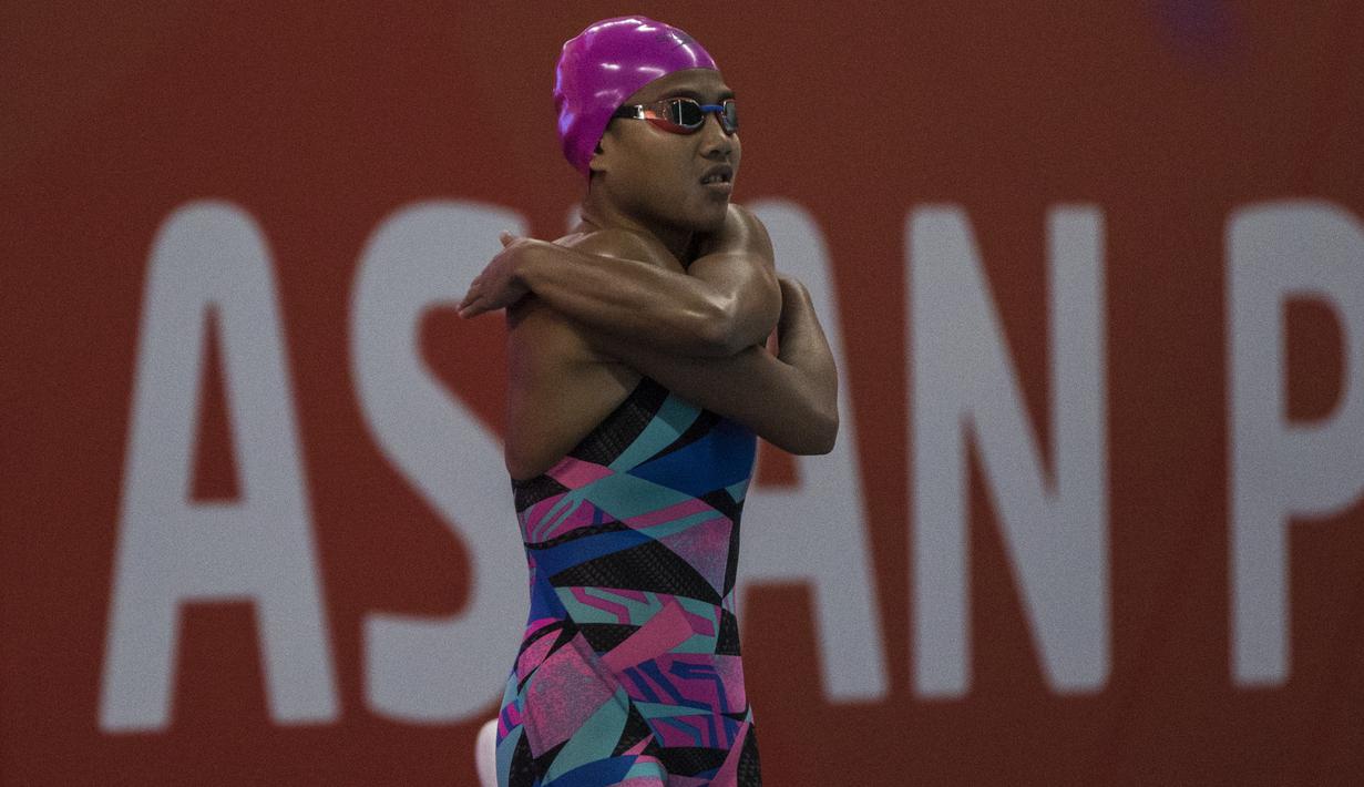 Perenang Indonesia, Syuci Indriani, bersiap tampil pada renang nomor 200 meter gaya bebas Asian Para Games di Stadion Aquatic Senayan, Jakarta, Minggu (7/10/2018). Syuci berhasil meraih medali perunggu. (Bola.com/Vitalis Yogi Trisna)