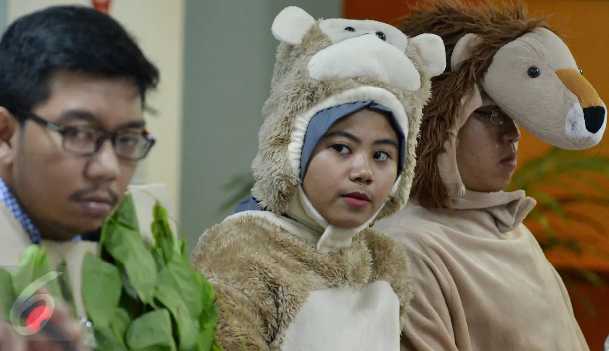 Aktivis Koalisi Anti Mafia Hutan melakukan aksi  di Gedung Komisi Yudisial (KY), Jakarta, (8/1). Mereka mengecam Hakim Parlas Nababan yang menolak gugatan Kementerian Lingkungan Hidup dan Kehutanan terhadap perusahaan pembakar hutan. (Liputan6/JohanTallo)
