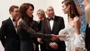 Duchess of Cambridge, Kate Middleton menyapa model Alexa Chung saat menghadiri pameran Portrait Gala 2017 dan penggalangan dana di National Portrait Gallery, London (28/3). (Neil Hall/Pool photo via AP)