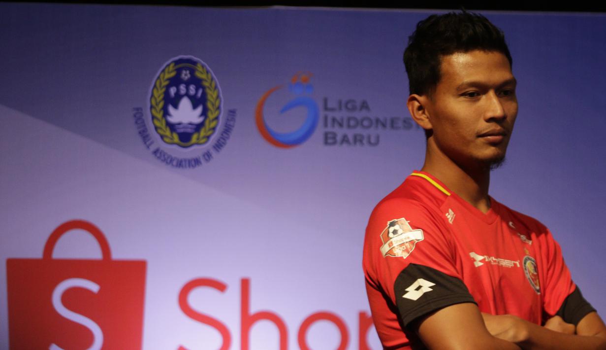 Pemain Semen Padang berpose saat Peluncuran Shopee Liga 1 di SCTV Tower, Jakarta, Senin (13/5). Sebanyak 18 klub akan bertanding pada Liga 1 mulai tanggal 15 Mei. (Bola.com/Vitalis Yogi Trisna)