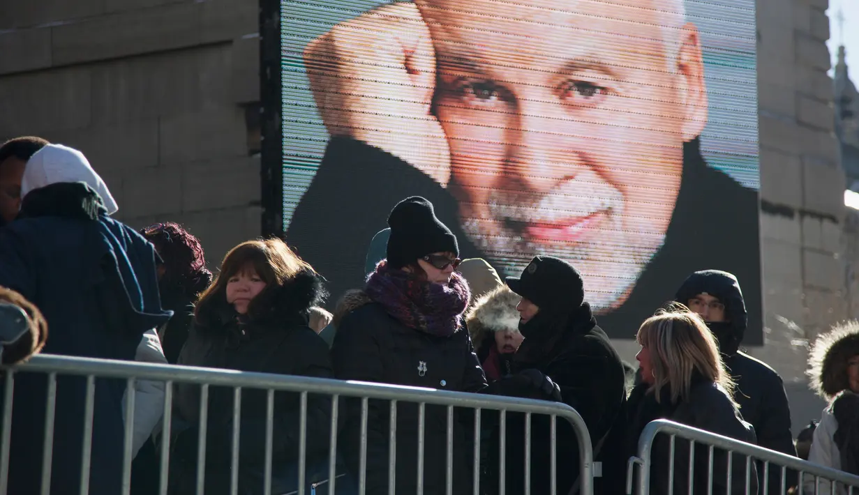 Sebuah layar menunjukkan gambar musisi Rene Angelil saat acara penghormatan terakhir di Notre-Dame Basilica, Kanada, Kamis (21/1). Suami Celine Dion itu meninggal dunia pada Kamis (14/1) akibat kanker tenggorokan. (Kate Hutchinson /Getty Images/AFP)