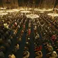 Umat Muslim melakukan sholat tarawih setelah 88 tahun menjelang hari pertama Ramadhan di Turki, di Masjid Hagia Sophia di Istanbul, Jumat (1/4/2022). Bangunan ikonik tersebut sebelumnya digunakan sebagai museum dan diubah menjadi masjid pada tahun 2020. (AP Photo/Emrah Gurel)