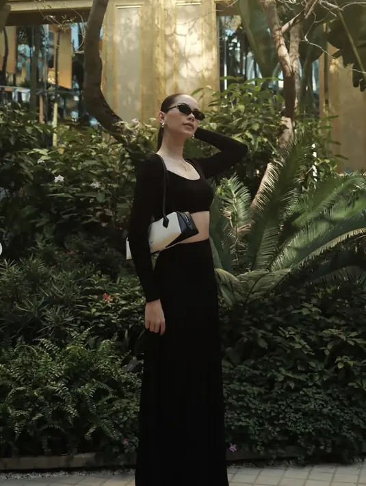 Crop top dan maxi dress juga berhasil ciptakan gaya sederhana yang begitu modern.  [Foto: Instagram/ Alyssa Daguisé]