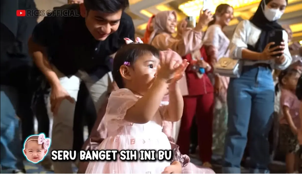 Salah satu anak selebriti diantaranya anak Ria Ricis dan Teuku Ryan. Baby Moana tampak menggemaskan dengan dress yang dikenakan. Rambutnya pun dikuncir. [Youtube/Ricis Official]