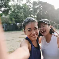 Gaya sporty lain yang ditunjukkan Sigi dan Agni saat olahraga bareng. Agni sempat merasa minder dengan perubahan bentuk tubuhnya, namun dukungan sang kakak membuatnya bangkit lagi (Foto: Instagram @agnipratistha)