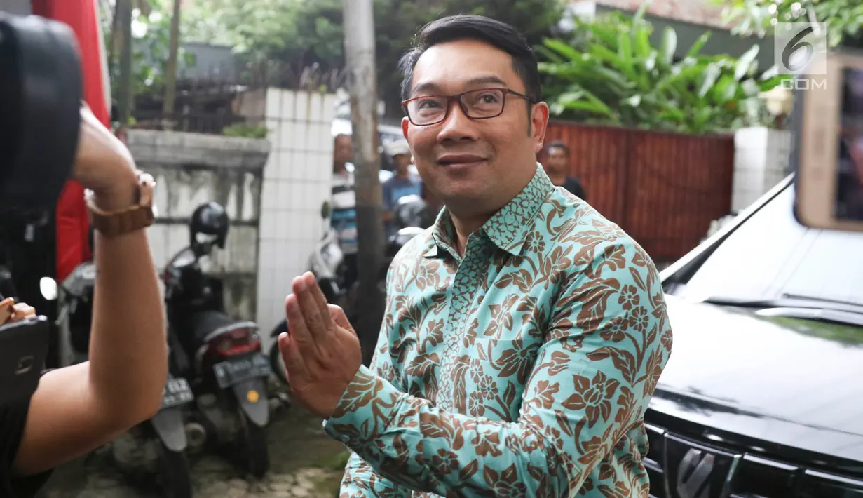 Gubernur Jawa Barat Ridwan Kamil usai mengunjungi kediaman calon wakil presiden nomor urut 01 Ma'ruf Amin di Jalan Situbondo, Menteng, Jakarta Pusat, Selasa (12/2). (Liputan6.com/Immanuel Antonius)