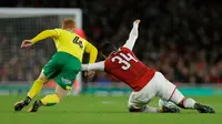 Pemain Arsenal, Coquelin (kanan) berebut bola dengan pemain Norwich City, Harrison Reed pada lanjutan Piala Liga Inggris di Emirates Stadium, Rabu (25/10). Edward Nketiah memborong gol Arsenal saat mengalahkan Norwich City 2-1. (AP/Alastair Grant)