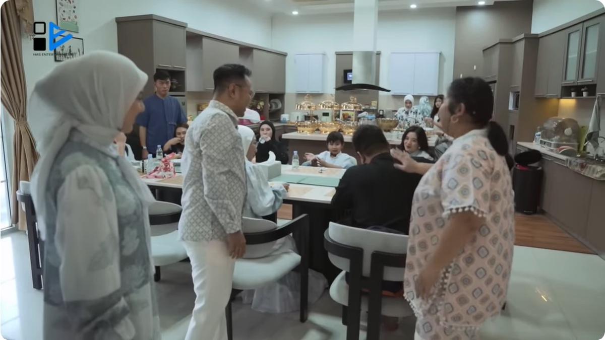 6 Potret Ruang Makan di Rumah Irish Bella, Klasik Modern dan Sentuhan Homey