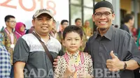 Mafazi Ikhwan Dhandy Hibatulloh alias Fafa ketika menema medali perunggu dari panitia olimpiade matematika di Bulgaria pertengahan Juli lalu. (JawaPos.com/Radar Jember/Ari Kurniawan)