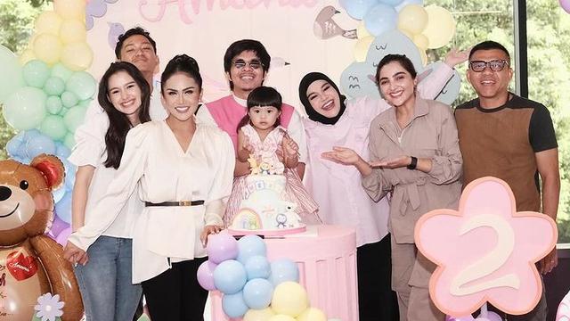 Gaya Kompak Serba Pink Atta Halilintar-Aurel Hermansyah di Perayaan Ulang Tahun ke-2 Ameena
